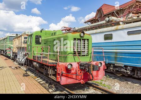 Retro-Elektrolokomotive des letzten Jahrhunderts im Freilichtmuseum für Schienenfahrzeuge. Moskau Stockfoto