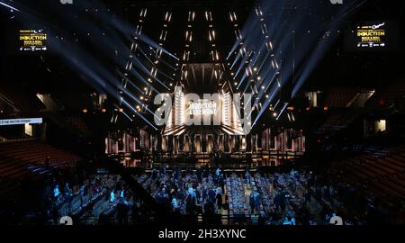 Cleveland, Usa. Oktober 2021. Die Bühne steht im Rocket Mortgage Field House für die Rock and Roll Hall of Fame Induction Ceremony in Cleveland, Ohio, am Samstag, den 30. Oktober 2021 bereit. Foto von Aaron Josefczyk/UPI Credit: UPI/Alamy Live News Stockfoto