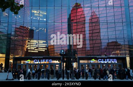 Cleveland, Usa. Oktober 2021. Fans stehen vor dem Rocket Mortgage Field House für den Eintritt in die Rock and Roll Hall of Fame Induction Ceremony in Cleveland, Ohio, am Samstag, den 30. Oktober 2021. Foto von Aaron Josefczyk/UPI Credit: UPI/Alamy Live News Stockfoto