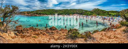 SARDINIEN, ITALIEN - AUGUST 3: Panoramablick auf die berühmte Spiaggia del Principe, einen der schönsten Strände der Costa Smeralda, Sardinien, Italien, Stockfoto