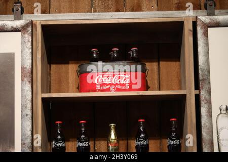Coca Cola General Store im Kolmarden Zoo am Samstag. Zwischen dem 16. Oktober und dem 7. November wird Halloween im Zoo etwas außerhalb von Norrköping, Schweden, organisiert. Lauffeuer im Hintergrund. Stockfoto