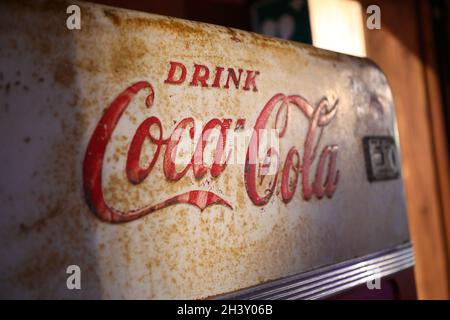 Coca Cola General Store im Kolmarden Zoo am Samstag. Zwischen dem 16. Oktober und dem 7. November wird Halloween im Zoo etwas außerhalb von Norrköping, Schweden, organisiert. Lauffeuer im Hintergrund. Stockfoto