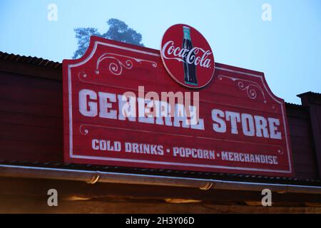 Coca Cola General Store im Kolmarden Zoo am Samstag. Zwischen dem 16. Oktober und dem 7. November wird Halloween im Zoo etwas außerhalb von Norrköping, Schweden, organisiert. Lauffeuer im Hintergrund. Stockfoto