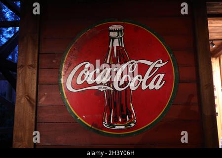 Coca Cola General Store im Kolmarden Zoo am Samstag. Zwischen dem 16. Oktober und dem 7. November wird Halloween im Zoo etwas außerhalb von Norrköping, Schweden, organisiert. Lauffeuer im Hintergrund. Stockfoto