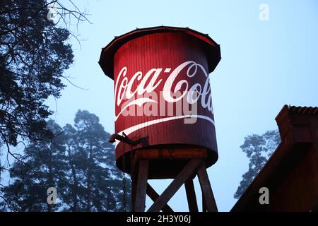 Coca Cola General Store im Kolmarden Zoo am Samstag. Zwischen dem 16. Oktober und dem 7. November wird Halloween im Zoo etwas außerhalb von Norrköping, Schweden, organisiert. Lauffeuer im Hintergrund. Stockfoto