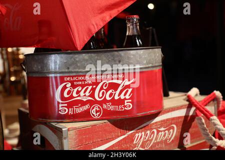 Coca Cola General Store im Kolmarden Zoo am Samstag. Zwischen dem 16. Oktober und dem 7. November wird Halloween im Zoo etwas außerhalb von Norrköping, Schweden, organisiert. Lauffeuer im Hintergrund. Stockfoto