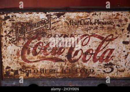 Coca Cola General Store im Kolmarden Zoo am Samstag. Zwischen dem 16. Oktober und dem 7. November wird Halloween im Zoo etwas außerhalb von Norrköping, Schweden, organisiert. Lauffeuer im Hintergrund. Stockfoto