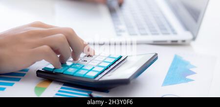 Hand des jungen asiatischen Geschäftsmann arbeiten mit Rechner für die Planung Buchhalter, Grafik für Finanzen und Bericht Statistiken, Investitionen und Gewinn von i Stockfoto
