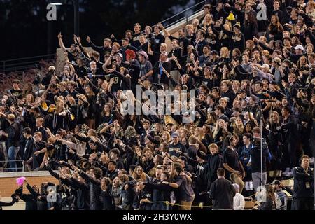 Winston-Salem, NC, USA. Oktober 2021. Wake Forest Demon Diacons Studenten feiern im vierten Quartal des ACC Matchup im Truist Field in Winston-Salem, NC. (Scott Kinser/Cal Sport Media). Kredit: csm/Alamy Live Nachrichten Stockfoto