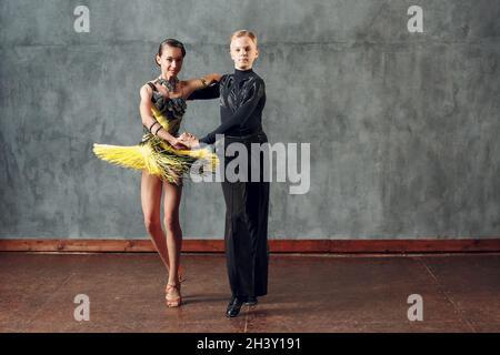 Junge Tänzerinnen und Tänzer tanzen im Tanzsaal Cha-Cha-Cha. Stockfoto