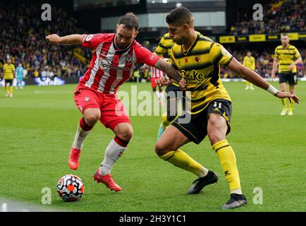 Watford, Großbritannien. Oktober 2021. Adam Armstrong #9 von Southampton Kampf um den Ball Adam Masina #11 von Watford in Watford, Vereinigtes Königreich am 10/31/2021. (Foto von Richard Washbrooke/News Images/Sipa USA) Quelle: SIPA USA/Alamy Live News Stockfoto