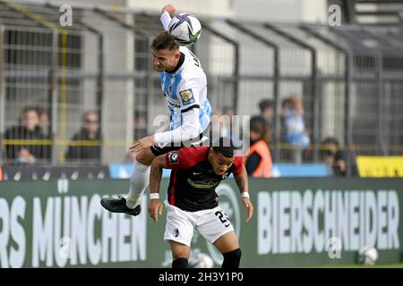 München, Deutschland. Oktober 2021. Niklas LANG (TSV München 1860), Action, Duelle gegen Emilio KEHRER (SC Freiburg II). Fußball 3. Liga, Liga3, TSV München 1860-SC Freiburg II 6-0 am 10/30/2021 in München GRUENWALDERSTADION. DIE DFL-VORSCHRIFTEN VERBIETEN DIE VERWENDUNG VON FOTOS ALS BILDSEQUENZEN UND/ODER QUASI-VIDEO. Kredit: dpa/Alamy Live Nachrichten Stockfoto