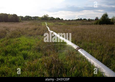 Undichtes Wasserrohr mit Jet from Hole am Außenfeld Stockfoto