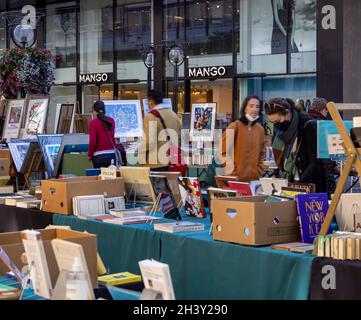 Gebrauchte Bücher zum Verkauf an den Ständen, Rue de la Croix-d'Or, Genf Stockfoto