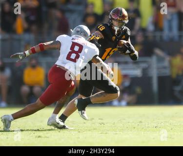 Tempe, Arizona, USA. Oktober 2021. Der breite Empfänger Ricky Pearsall (19) der Arizona State Sun Devils erhält einen Pass zwischen den Washington State Cougars und den Arizona State Sun Devils im Sun Devil Stadium in Tempe, Arizona. Michael Cazares/Cal Sport Media. Kredit: csm/Alamy Live Nachrichten Stockfoto