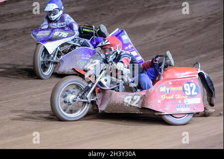 MANCHESTER, GROSSBRITANNIEN. 30. OKTOBER Paul Whitelam & Richard Webb (Rot) führen Simon Beaney & Sam Heath (Blau) während des Manchester Masters Sidecar Speedway und Flat Track Racing im National Speedway Stadium, Manchester, am Samstag, den 30. Oktober 2021 an. (Kredit: Ian Charles | MI News) Kredit: MI News & Sport /Alamy Live News Stockfoto