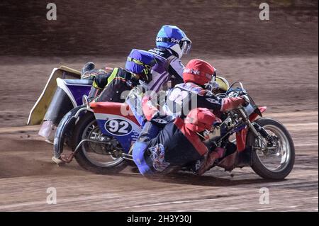 MANCHESTER, GROSSBRITANNIEN. 30. OKTOBER Paul Whitelam & Richard Webb (Red) versuchen sich am Samstag, den 30. Oktober 2021, während des Manchester Masters Sidecar Speedway und Flat Track Racing im National Speedway Stadium, Manchester, an Simon Beaney & Sam Heath (Blue) vorbei zu drängen. (Kredit: Ian Charles | MI News) Kredit: MI News & Sport /Alamy Live News Stockfoto