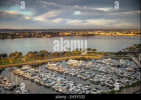 San Diego, Kalifornien, USA - 4. Oktober 2021: South Embarcadero Boardwalk. Luftaufnahme bei Sonnenaufgang über North Bay mit Jachthafen vorne unter Stockfoto
