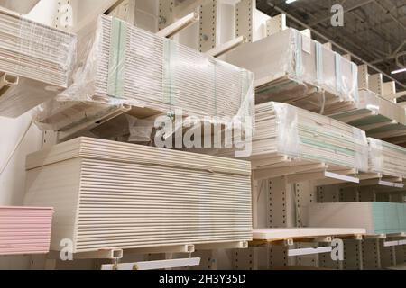 Palette mit Trockenwandplatten Gipskarton im Lagerhaus des Gebäudes. Stockfoto