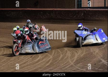 MANCHESTER, GROSSBRITANNIEN. 30. OKTOBER Mick Cave & Bradley Steer (Rot) führen will Penfold & Ricky Pay (Blau) Gareth Winterburn & Bradley Atkinson (Gelb) und Paul Whitelam & Richard Webb (Weiß) im letzten Halbfinale der Chance während des Manchester Masters Sidecar Speedway und Flat Track Racing im National Speedway Stadium, Manchester am Samstag, den 30. Oktober 2021. (Kredit: Ian Charles | MI News) Kredit: MI News & Sport /Alamy Live News Stockfoto