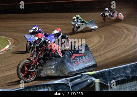 MANCHESTER, GROSSBRITANNIEN. 30. OKTOBER Mick Cave & Bradley Steer (Rot) führen will Penfold & Ricky Pay (Blau) Gareth Winterburn & Bradley Atkinson (Gelb) und Paul Whitelam & Richard Webb (Weiß) im letzten Halbfinale der Chance während des Manchester Masters Sidecar Speedway und Flat Track Racing im National Speedway Stadium, Manchester am Samstag, den 30. Oktober 2021. (Kredit: Ian Charles | MI News) Kredit: MI News & Sport /Alamy Live News Stockfoto