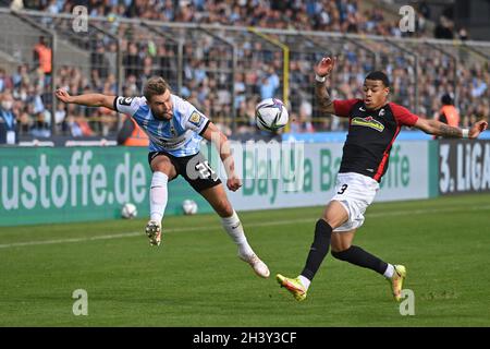 München, Deutschland. Oktober 2021. Yannick DEICHMANN (München 1860), Action, Duelle gegen Emilio KEHRER (SC Freiburg II). Fußball 3. Liga, Liga3, TSV München 1860-SC Freiburg II 6-0 am 10/30/2021 in München GRUENWALDERSTADION. DIE DFL-VORSCHRIFTEN VERBIETEN DIE VERWENDUNG VON FOTOS ALS BILDSEQUENZEN UND/ODER QUASI-VIDEO. Kredit: dpa/Alamy Live Nachrichten Stockfoto