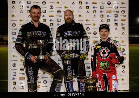 MANCHESTER, GROSSBRITANNIEN. 30. OKTOBER Dan Bewley (rechts)( überreichte den Sidecar-Gewinnern Mark Cossar & Gareth Williams ihre Grass Track Masters Trophäen während des Manchester Masters Sidecar Speedway und Flat Track Racing im National Speedway Stadium, Manchester, am Samstag, den 30. Oktober 2021. (Kredit: Ian Charles | MI News) Kredit: MI News & Sport /Alamy Live News Stockfoto