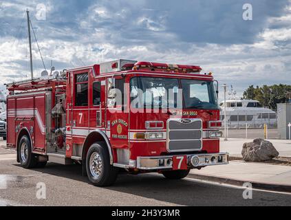 San Diego, Kalifornien, USA - 4. Oktober 2021: South Embarcadero Boardwalk. Nahaufnahme eines Pierce Red Feuerwehrwagens, der unter einer schweren blauen Wolkenlandschaft geparkt ist. Stockfoto