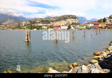 Blick auf Nago-Torbole am Nordufer des Gardasees. Trentino, Norditalien, Europa. Stockfoto