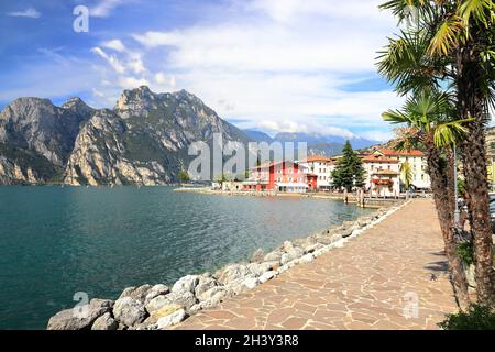 Blick auf Nago-Torbole am Nordufer des Gardasees. Trentino, Norditalien, Europa. Stockfoto