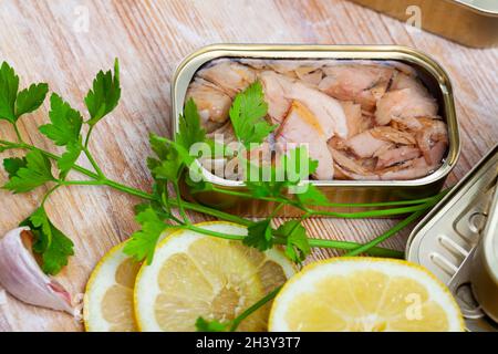 Konserviert gehackten Thunfisch Bauch mit Zutaten zum Kochen Stockfoto