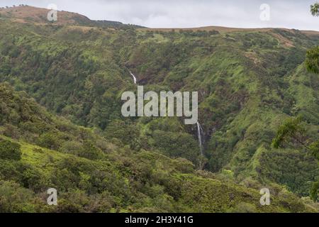 Malerische Aussicht auf die Makamakaole Falls vom Waihee Ridge Trail, Maui, Hawaii Stockfoto