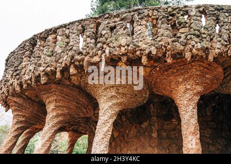 Barcelona, Spanien - 15. Dezember 2019: Spaziergassen im Park Güell, Barcelona, Spanien. Stockfoto