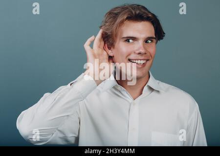 Portrait junger Mann im Studio stehend Porträt. Stockfoto