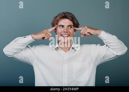 Porträt europäischer junger positiv denkender Mann Porträt. Stockfoto
