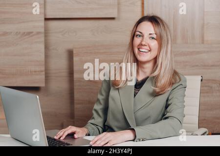 Geschäftsfrau junge Erwachsene Coach im Büro. Stockfoto