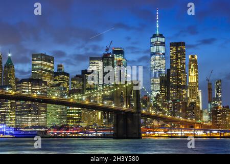 New York City Skyline Nacht Stadt Manhattan Brooklyn Bridge World Trade Center WTC Stockfoto
