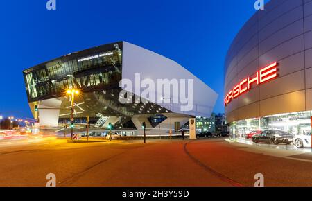Porsche Museum in Stuttgart Zuffenhausen Deutschland Moderne Architektur Stockfoto