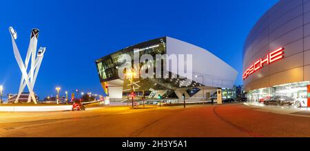 Porsche Museum in Stuttgart Zuffenhausen Deutschland Kunstwerk Moderne Architektur Panorama Stockfoto