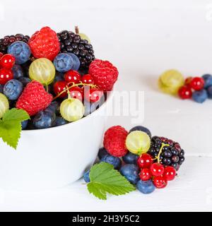 Beeren Früchte Beerenfrüchte Erdbeeren Erdbeeren Blaubeeren Heidelbeere in Schüssel quadratisch Stockfoto