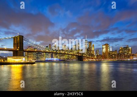 New York City Skyline Nacht Stadt Manhattan Brooklyn Bridge World Trade Center WTC Stockfoto