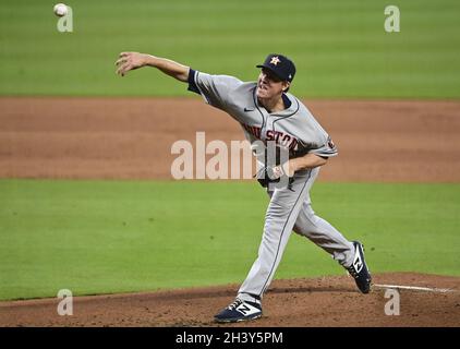 Atlanta, Usa. Oktober 2021. Houston Astros startet Pitcher Zack Greinke wirft gegen die Atlanta Braves während des ersten Innings in Spiel vier in der MLB World Series im Truist Park am Samstag, 30. Oktober 2021 in Atlanta, Georgia. Atlanta führt Houston 2-1 in der World Series an. Foto von David Tulis/UPI Credit: UPI/Alamy Live News Stockfoto