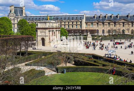 Paris/Frankreich - April 03 2019. Platz vor dem Louvre in Paris. Stockfoto