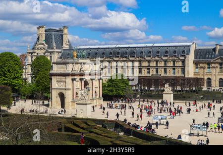 Paris/Frankreich - April 03 2019. Platz vor dem Louvre in Paris. Stockfoto