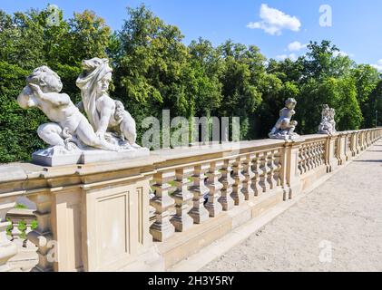 Warschau / Polen - August 04 2019: Skulpturen und Balustrade im Garten des Königlichen Wilanow-Palastes. Residenz von König Johann II Stockfoto