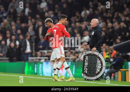 Cristiano Ronaldo von Manchester United (7) wird durch Marcus Rashford von Manchester United ersetzt.Premier League Spiel, Tottenham Hotspur gegen Manchester Utd am Samstag, den 30. Oktober 2021 im Tottenham Hotspur Stadium in London. Dieses Bild darf nur für redaktionelle Zwecke verwendet werden. Nur zur redaktionellen Verwendung, Lizenz für kommerzielle Nutzung erforderlich. Keine Verwendung bei Wetten, Spielen oder Veröffentlichungen in einem Club/einer Liga/einem Spieler. Bild von Steffan Bowen/Andrew Orchard Sports Photography/Alamy Live News Stockfoto