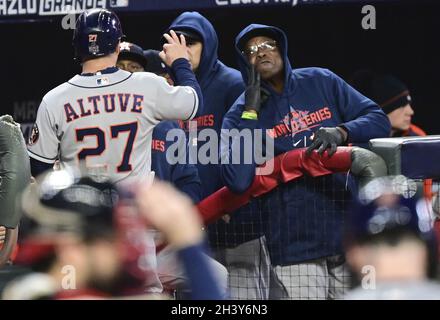 Atlanta, Usa. Oktober 2021. Houston Astros Jose Altuve (27) ist nach dem ersten Inning gegen die Atlanta Braves in Spiel vier der MLB World Series im Truist Park am Samstag, den 30. Oktober 2021 in Atlanta, Georgia, zum Dugout gedeutet. Atlanta führt Houston 2-1 in der World Series an. Foto von David Tulis/UPI Credit: UPI/Alamy Live News Stockfoto