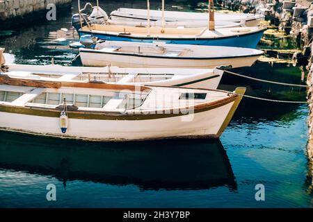 Nahaufnahme der Boote, die am Pier mit einem Seil gefesselt sind. Stockfoto