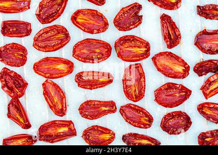 Getrocknete Tomatenhälften. Stockfoto