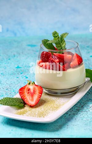 Panna Cotta mit Matcha-Tee und Erdbeeren. Stockfoto